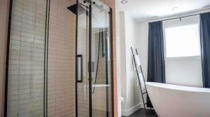 プティット・リヴィエール・サン・フランソワにあるChalet La Rocheuse et SPAのバスルーム(ガラス張りのシャワー、バスタブ付) +27枚の写真