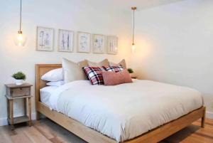 プティット・リヴィエール・サン・フランソワにあるChalet La Rocheuse et SPAの白いベッドと枕のある寝室