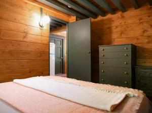 Postel nebo postele na pokoji v ubytování Moonshine Ridge Perfect Couples Retreat in Bryson City