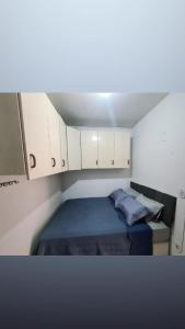 Postel nebo postele na pokoji v ubytování Cantinho SLED Kitnet in the Petrópolis portal