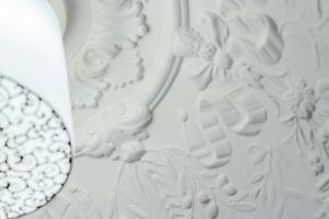 a close up of a white cake with a mirror at TEATRUM LOFT Teatro Galli -Jacuzzi in camera in Rimini