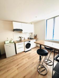a kitchen with a table and chairs in a room at Élégant et central in Perpignan