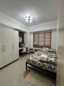 Ένα ή περισσότερα κρεβάτια σε δωμάτιο στο 2 Bedroom Condotel at Sea Residences in front of Mall of Asia