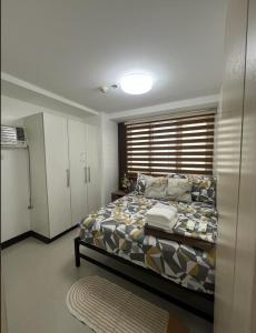 Ένα ή περισσότερα κρεβάτια σε δωμάτιο στο 2 Bedroom Condotel at Sea Residences in front of Mall of Asia