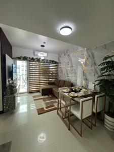 Χώρος καθιστικού στο 2 Bedroom Condotel at Sea Residences in front of Mall of Asia