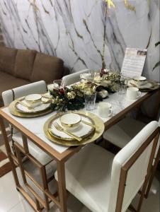 Χώρος καθιστικού στο 2 Bedroom Condotel at Sea Residences in front of Mall of Asia +10 φωτογραφίες