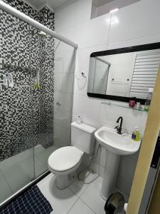 ein Badezimmer mit Toilette, Waschbecken und Dusche in der Unterkunft Furnished Apartment Type House for COP30 in Belém