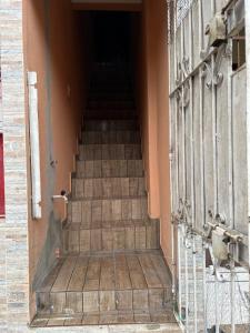 eine Treppe, die in ein Gebäude mit einem Tor führt in der Unterkunft Furnished Apartment Type House for COP30 in Belém