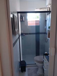 サン・ガブリエウにあるPousada Aurora 1のガラス張りのシャワーとトイレ付きのバスルーム