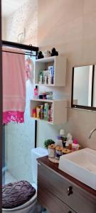 サン・ガブリエウにあるPousada Aurora 1のトイレ、洗面台、鏡のあるバスルーム