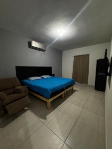 um quarto com uma cama e um sofá em The CaSa em Saltillo