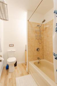 Un baño con bañera, inodoro y ducha. en Tempe, en North Vancouver
