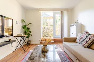 Una sala de estar con un sofá y una ventana. en Tempe, en North Vancouver