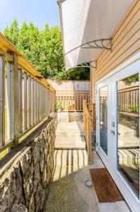 un porche de una casa con una pared de piedra en Tempe, en North Vancouver
