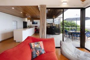 Posezení v ubytování Beachfront Oakura - steps from stunning beach