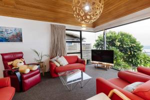 TV a/nebo společenská místnost v ubytování Beachfront Oakura - steps from stunning beach