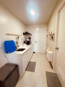 Kuchyň nebo kuchyňský kout v ubytování Semi Furnished Condo at Sta Rosa Zadia Tower 2