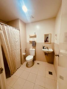 Koupelna v ubytování Semi Furnished Condo at Sta Rosa Zadia Tower 2