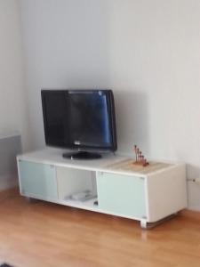 telewizor z płaskim ekranem w białym centrum rozrywki w obiekcie F2 Le Lavezzi w Ajaccio