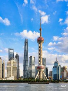 a view of the oriental pearl tv tower and the city at Shanghai Jubelle Boutique Apartment - Subway Lines 8-10-18 - Direct access to the Bund - Free fridge, washing machine, kitchen - Free luggage storage and package collection services in Shanghai