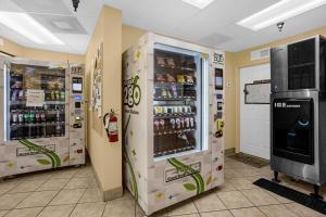 Una tienda con dos máquinas de refrescos en una habitación. en Modern Beach Oasis - Sleeps 4 - Pool - Gym - Games, en Daytona Beach