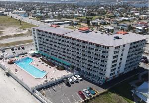 una vista aérea de un gran hotel con piscina en Modern Beach Oasis - Sleeps 4 - Pool - Gym - Games, en Daytona Beach