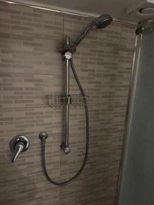 eine Dusche mit Duschkopf in einem Badezimmer in der Unterkunft Appartamenti Mazzini in Turin
