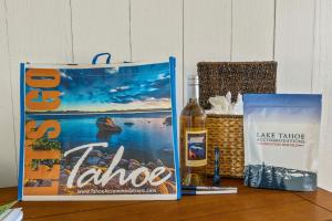 ein Tisch mit einem Buch und einer Flasche Wein in der Unterkunft TKC0693- Keys Dream townhouse in Tahoe Keys