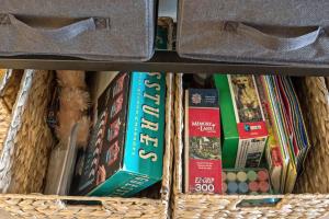 ein Regal voller Bücher und ein Korb in der Unterkunft TKC0693- Keys Dream townhouse in Tahoe Keys