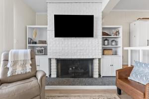 ein Wohnzimmer mit einem Kamin und einem Flachbild-TV in der Unterkunft TKC0693- Keys Dream townhouse in Tahoe Keys