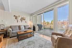 ein Wohnzimmer mit Sofa und Tisch in der Unterkunft TKC0693- Keys Dream townhouse in Tahoe Keys + 53 Fotos