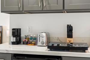 Kuchyň nebo kuchyňský kout v ubytování King Studio with Pool, Split AC, Across Kamaole II Beach Park