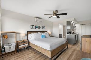 Postel nebo postele na pokoji v ubytování King Studio with Pool, Split AC, Across Kamaole II Beach Park + 33 fotografií