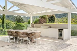 Balkón nebo terasa v ubytování Peaceful 4BR Bonogin Retreat by Housemark Escapes