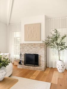 TV a/nebo společenská místnost v ubytování Peaceful 4BR Bonogin Retreat by Housemark Escapes