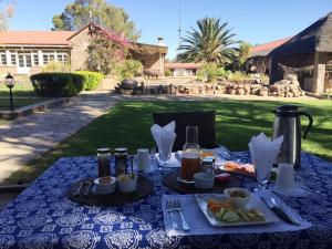 una mesa azul y blanca con comida. en Burgsdorf Guest Farm, en Maltahöhe