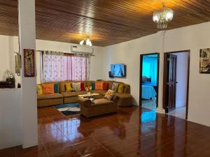 a living room with a couch and a table at Los mangos Posadamanabita in Portoviejo