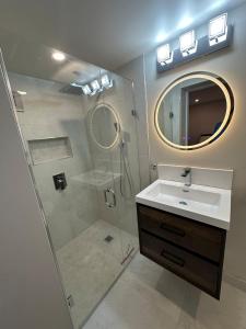 Koupelna v ubytování 1-Bedroom 1Bathroom Entire Unit closer to Fairview Mall & Waterloo Airport