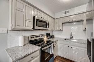 Η κουζίνα ή μικρή κουζίνα στο New Upgraded 1Bd Apt Pool Dfw Irving - I47