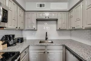 Η κουζίνα ή μικρή κουζίνα στο New Upgraded 1Bd Apt Pool Dfw Irving - I47