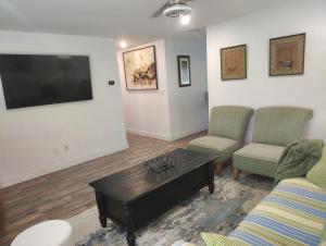 TV a/nebo společenská místnost v ubytování That cute house on Emerald!