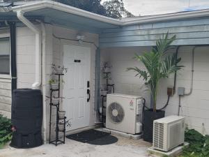 een voordeur van een huis met airconditioning bij Twin Pines Studios in Jacksonville
