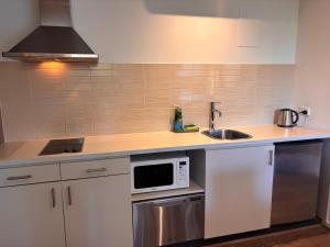 Kuchyň nebo kuchyňský kout v ubytování Resort Living with Pool, Golf, Bar and Dining