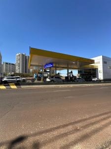 a gas station with cars parked in front of it at Diamante de Ribeirão Conforto e ótima localização! in Ribeirão Preto