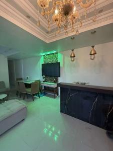 Una gran sala de estar con un sofá y una mesa. en pousada tudo a ver, en Salinas da Margarida