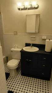 Ένα μπάνιο στο The Park Ave Studio