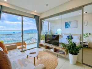 Una televisión o centro de entretenimiento en CĂN HỘ NGHĨ DƯỠNG CAO CẤP THE SONG VŨNG TÀU-THE SONG APARTMENT Mr VƯƠNG