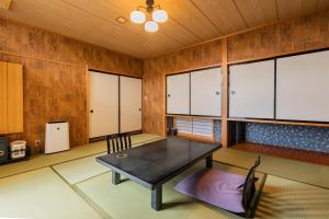 Un comedor con mesa y sillas en 割烹旅館 廣美亭, en Hanamaki