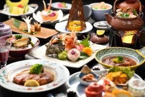 Una mesa con muchos platos de comida encima. en 割烹旅館 廣美亭, en Hanamaki