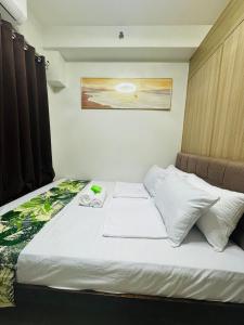 a bed in a room with two towels on it at SHORE Staycation in MOA by MLG in Manila +63 photos